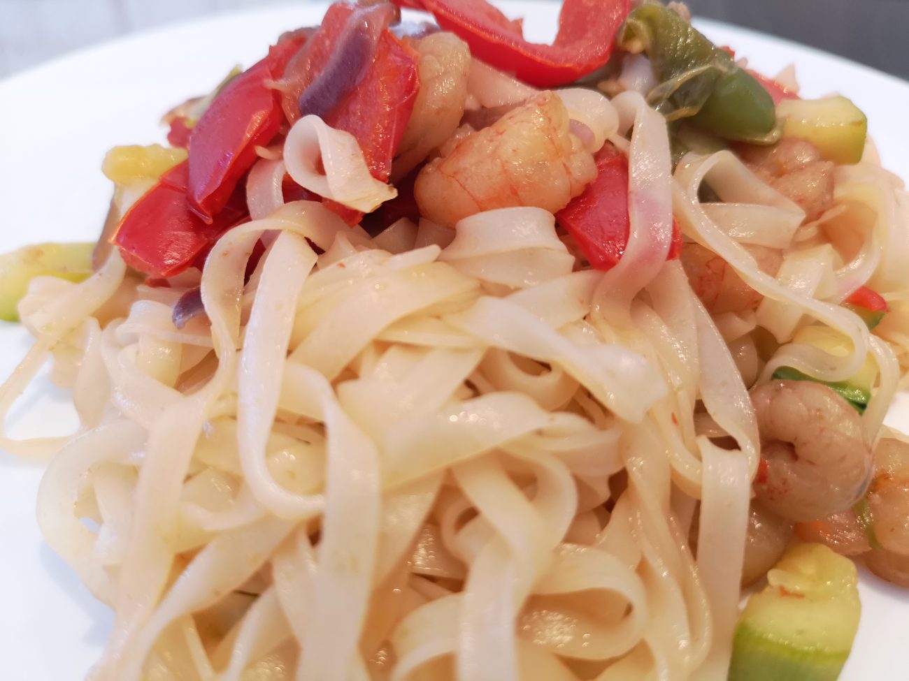 Noodles con verduras y gambas