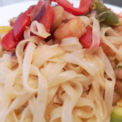 noodles con verduras y gambas