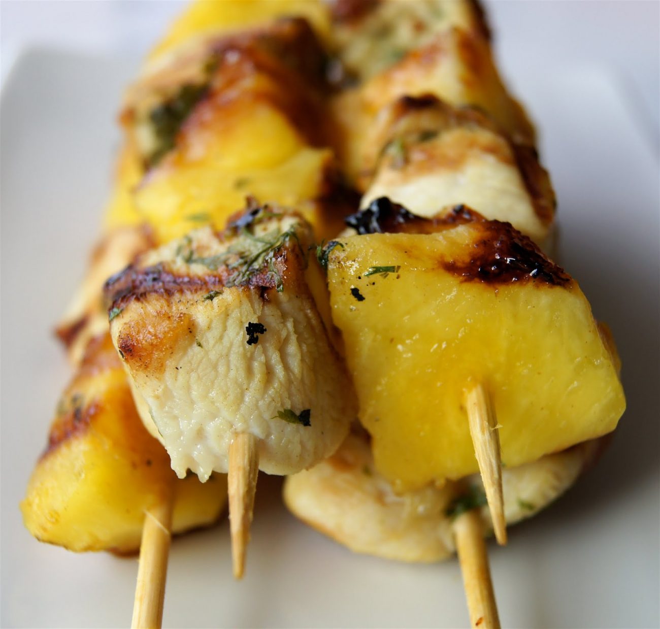 Brochetas de pollo y piña