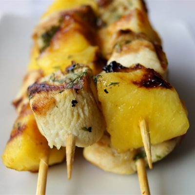 brocheta pollo y piña